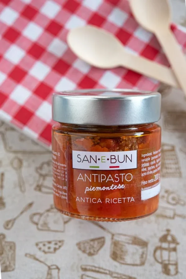 Antipasto piemonckie w szklanym słoiku