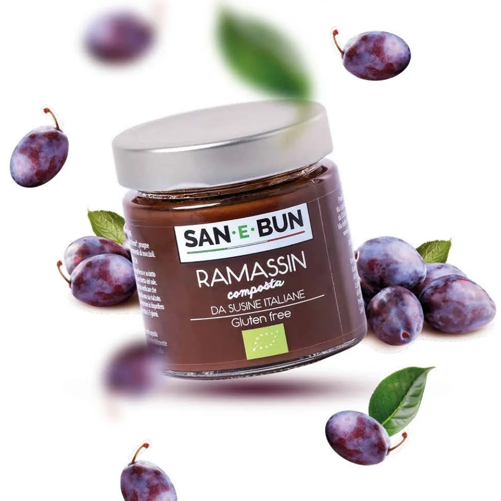 Konfitura śliwkowa w szklanym słoiku. W tle śliwki