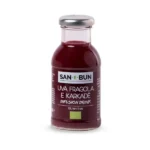 Organiczny napar z hibiskusa, truskawek i winogron w szklanej butelce