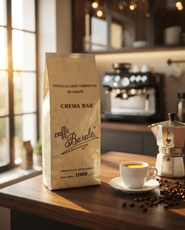 wloska-kawa-baralle-crema-bar-lifestyle-01-4x5 Włoska kawa Crema Bar Caffè Barale 1kg na blacie kuchennym z espresso i kawiarką Bialetti