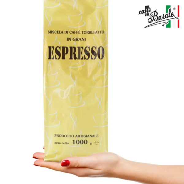 Kawa ziarnista Caffè Barale Espresso 1kg trzymana w dłoni — włoska palarnia rodzinna Barale