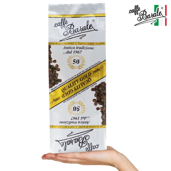 Kawa ziarnista Caffè Barale Quality Gold 1kg trzymana w dłoni — premium 75% Arabica