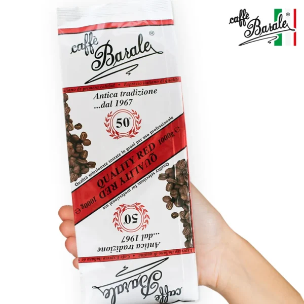Kawa ziarnista Caffè Barale Quality Red 1kg trzymana w dłoni — mieszanka 50/50 Piemont